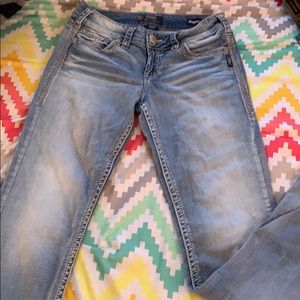 SUKI MID RISE SLIM BOOTCUT JEANS